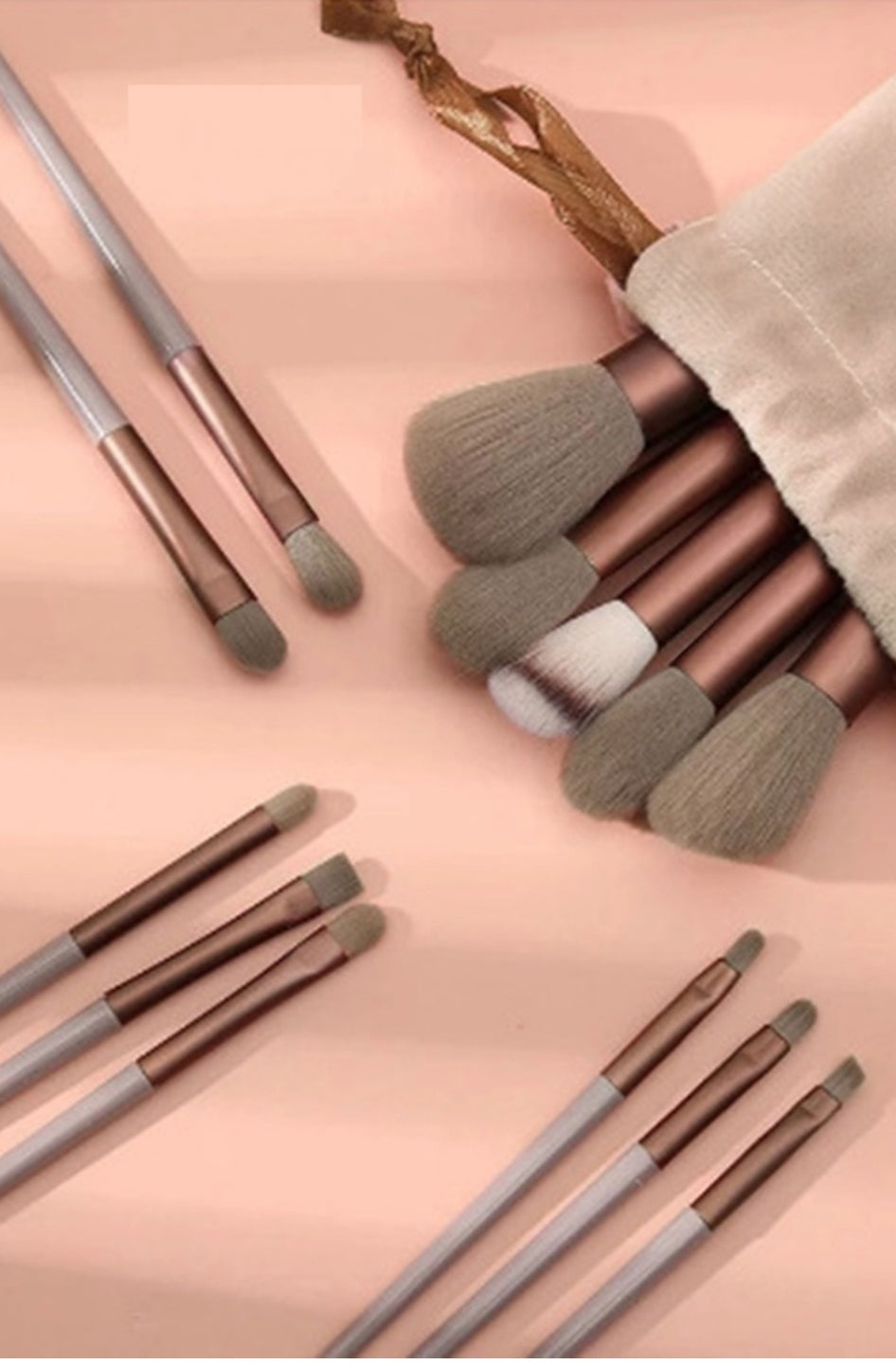 Compact makeup brushes